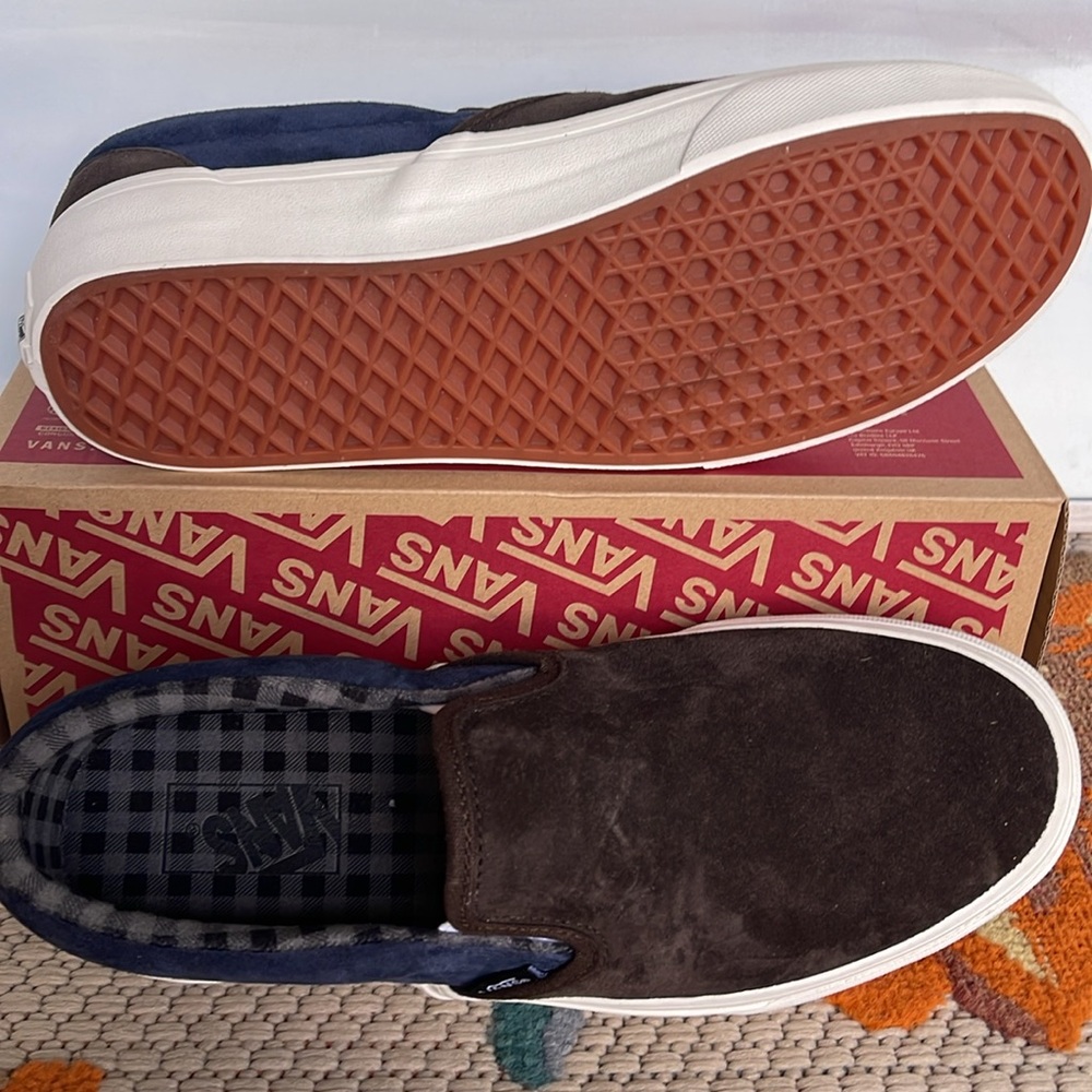 Vans Men’s Classic Slip-On
Pig Suede Plaid Brown/Navy
VN000BVZBF1
Sneakers - Picture 5 of 16